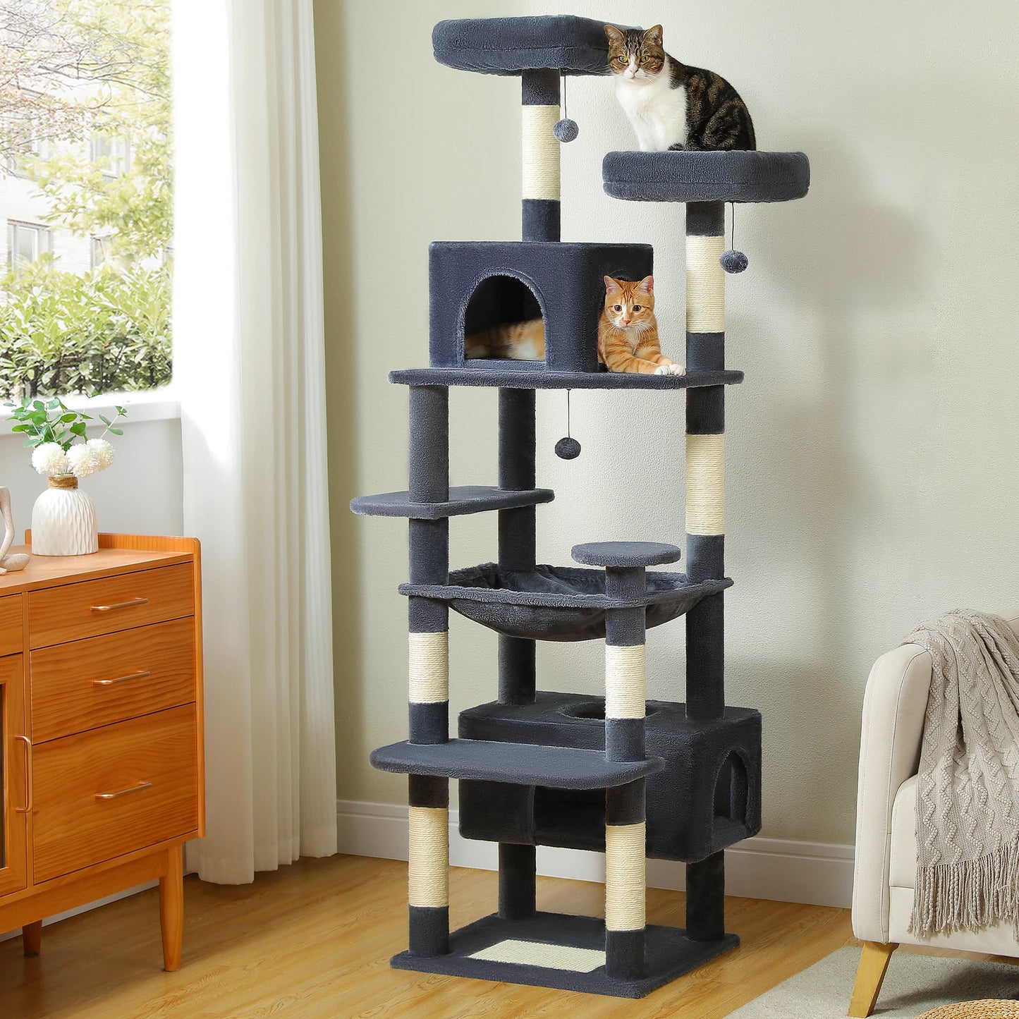 Großer luxuriöser Katzenbaum mit Kratzpfosten und Spielmöglichkeiten