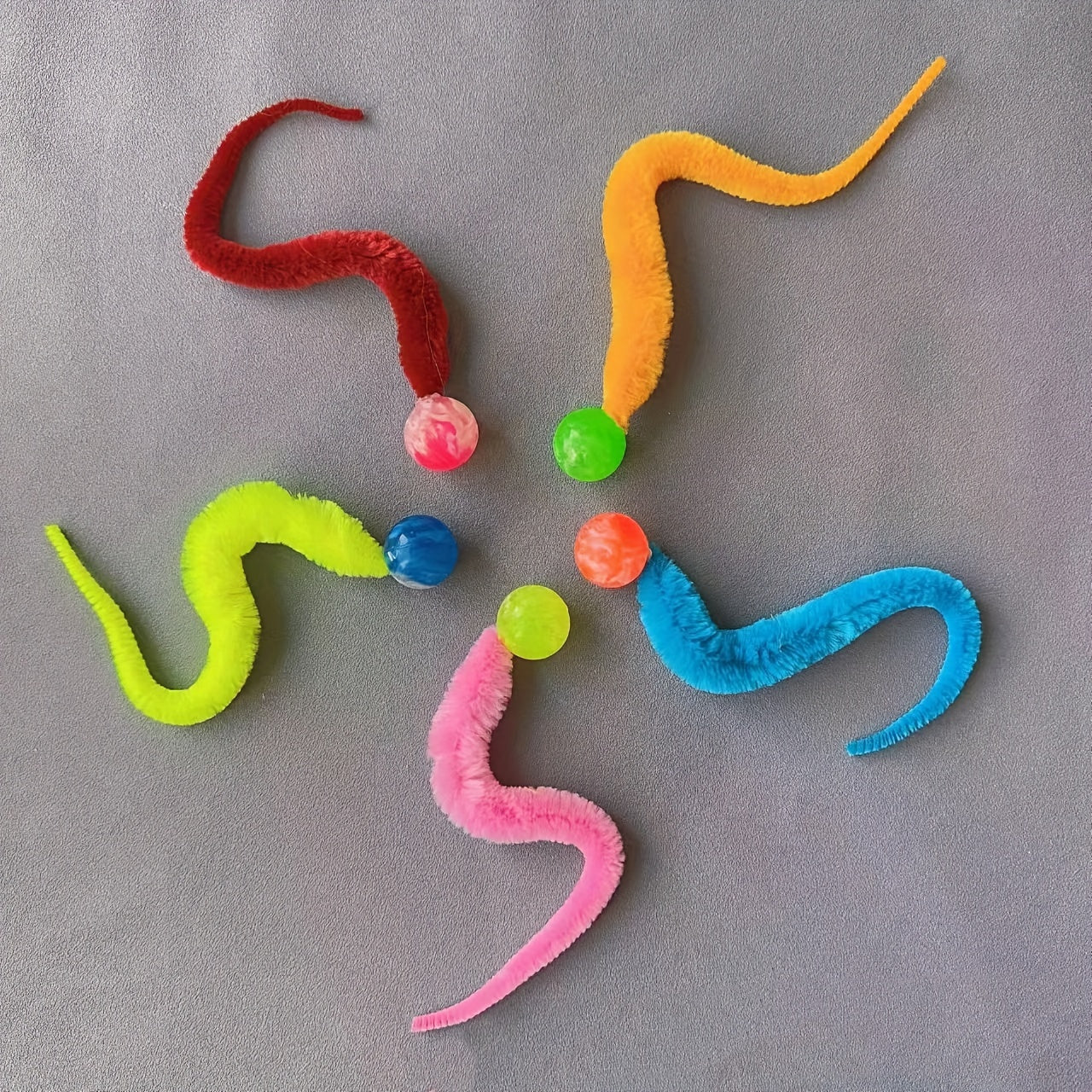 Interaktive Katzenspielzeuge im 2er-Set mit buntem Ball und Plüsch-Teaser